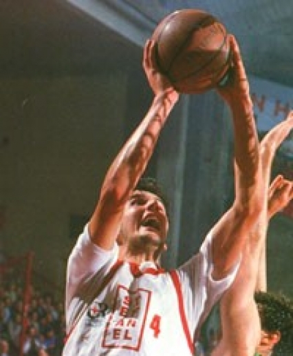 Bodiroga in maglia Stefanel al tiro sotto canestro